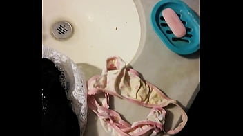 Paja con las tanguitas usadas de sandra Esquibel cordobesa en el baño de su casa