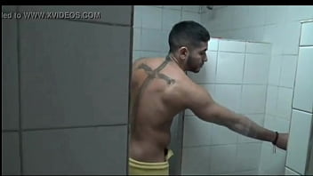 Jovenes gay en la ducha casero