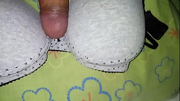 Mujer se masturba con calzoncillo usado