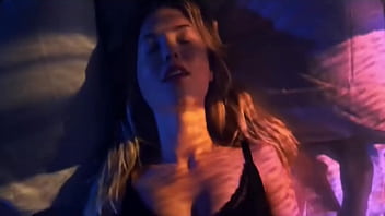 Mujer llegando al orgasmo teniendo sexo