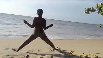 Mujeres haciendo ejercicio de desnudas