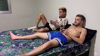 Gay coreanos comiendo después de jugar fútbol