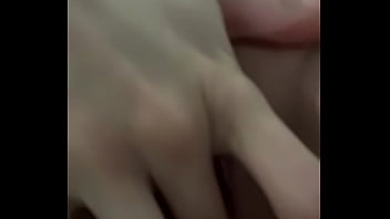 Mujer metiéndose los dedos i botando lechita